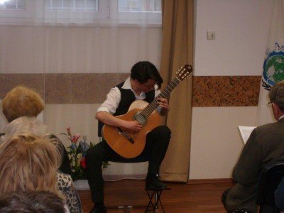 ORVOSOK A ZENÉBEN – 4. kép